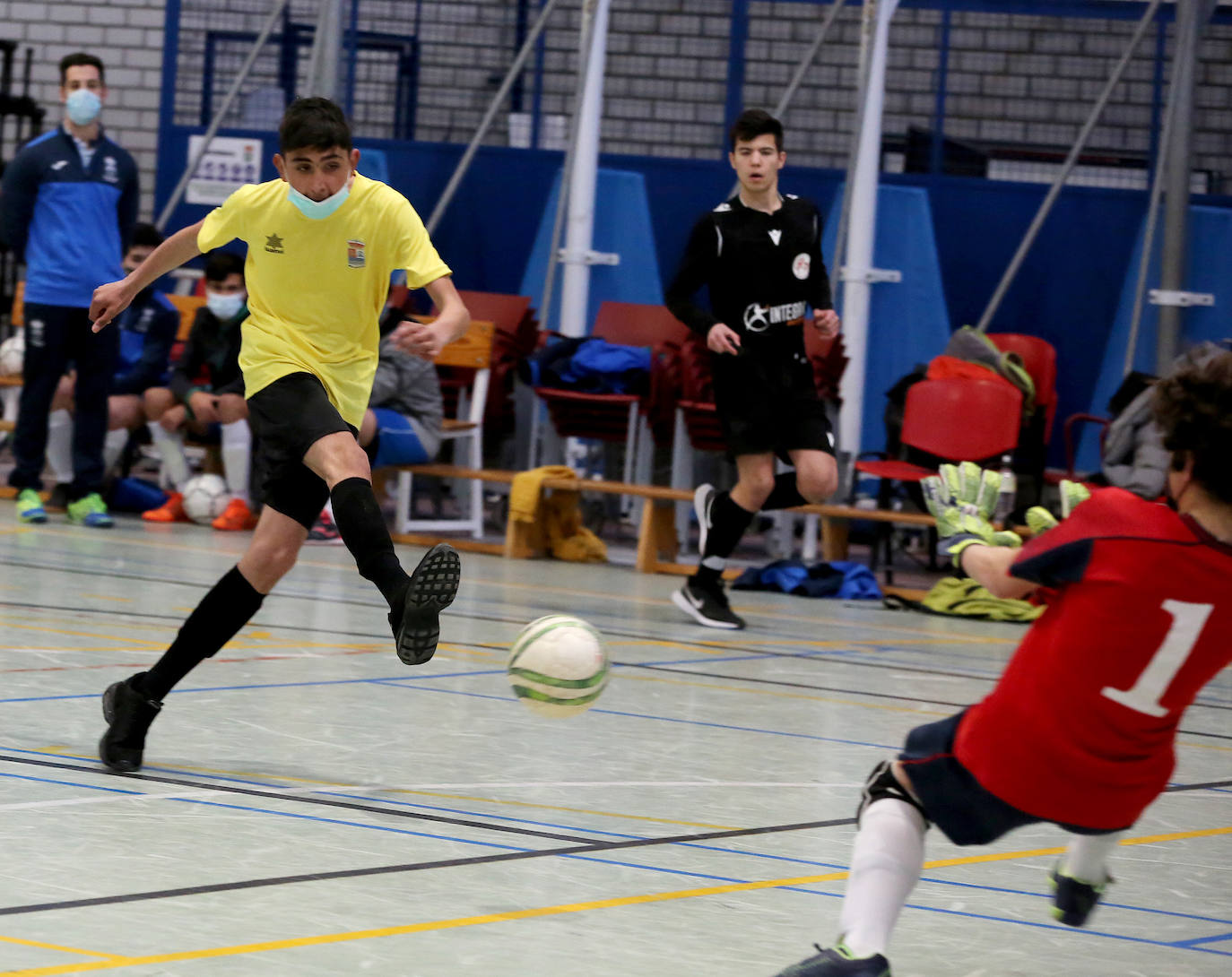 Fotos: Fútbol sala y baloncesto congregan la atención de los escolares en Valladolid