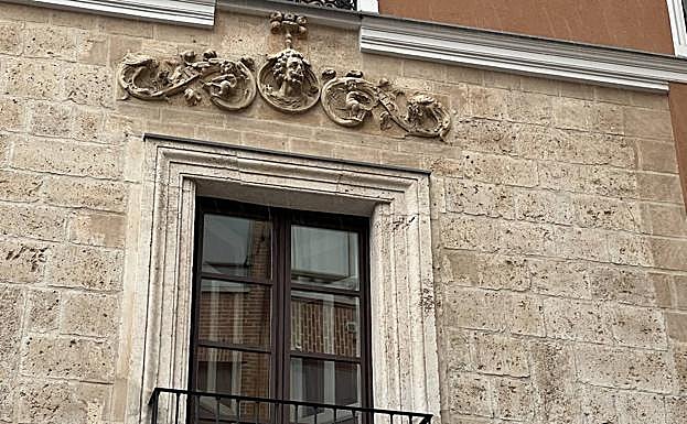 Imagen principal - Balcón central, techo decorado de uno de las estancias y, detalle de uno de los capiteles del patio.