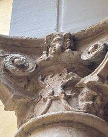 Imagen secundaria 2 - Balcón central, techo decorado de uno de las estancias y, detalle de uno de los capiteles del patio.