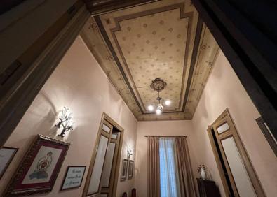 Imagen secundaria 1 - Balcón central, techo decorado de uno de las estancias y, detalle de uno de los capiteles del patio.