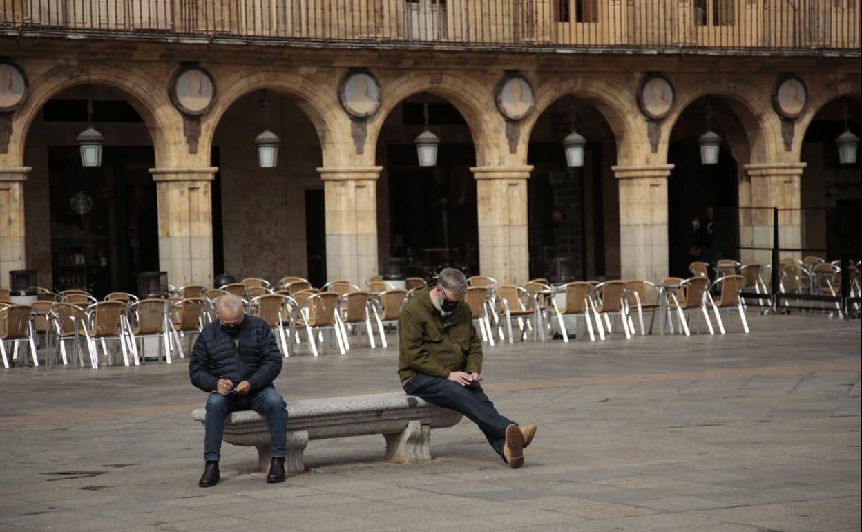En Salamanca, mucha gente mantiene el uso de mascarillas en el exterior.
