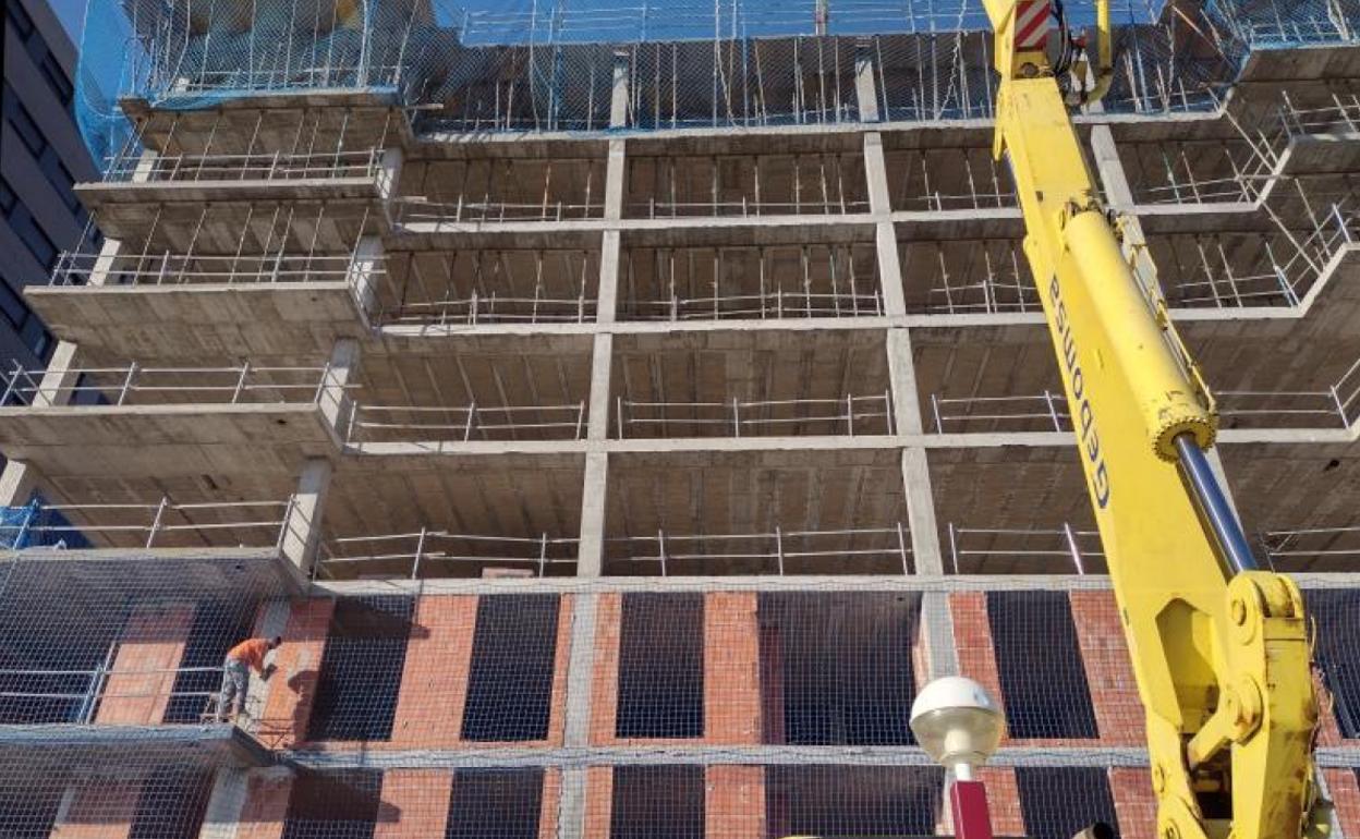 Edificio en construcción en la Ciudad de la Comunicación, en la zona sur de la capital vallisoletana.