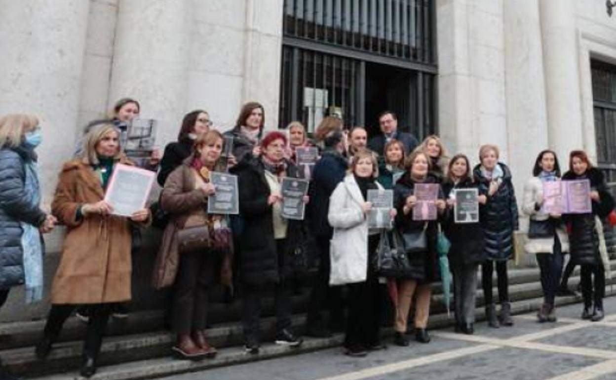 Letrados de la Administración de Justicia en la concentración ante la Audiencia de Valladolid. 