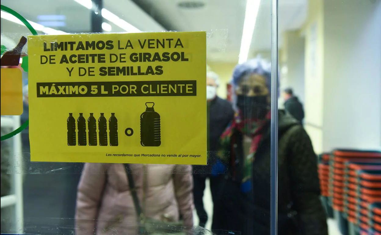 Un Mercadona de Valladolid limita la venta de aceite de girasol. 
