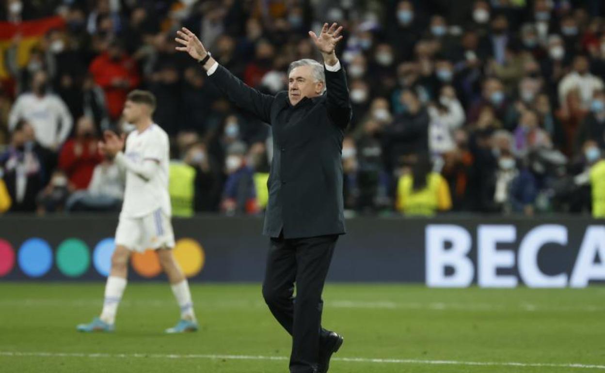 Ancelotti celebra el triunfo del Madrid ante el PSG.