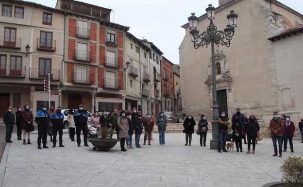 Imagen principal - Concentraciones este jueves en apoyo del pueblo ucraniano en Cuéllar (arriba), Real Sitio (abajo izq.) y El Espinar. 