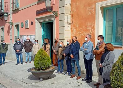 Imagen secundaria 1 - Concentraciones este jueves en apoyo del pueblo ucraniano en Cuéllar (arriba), Real Sitio (abajo izq.) y El Espinar. 