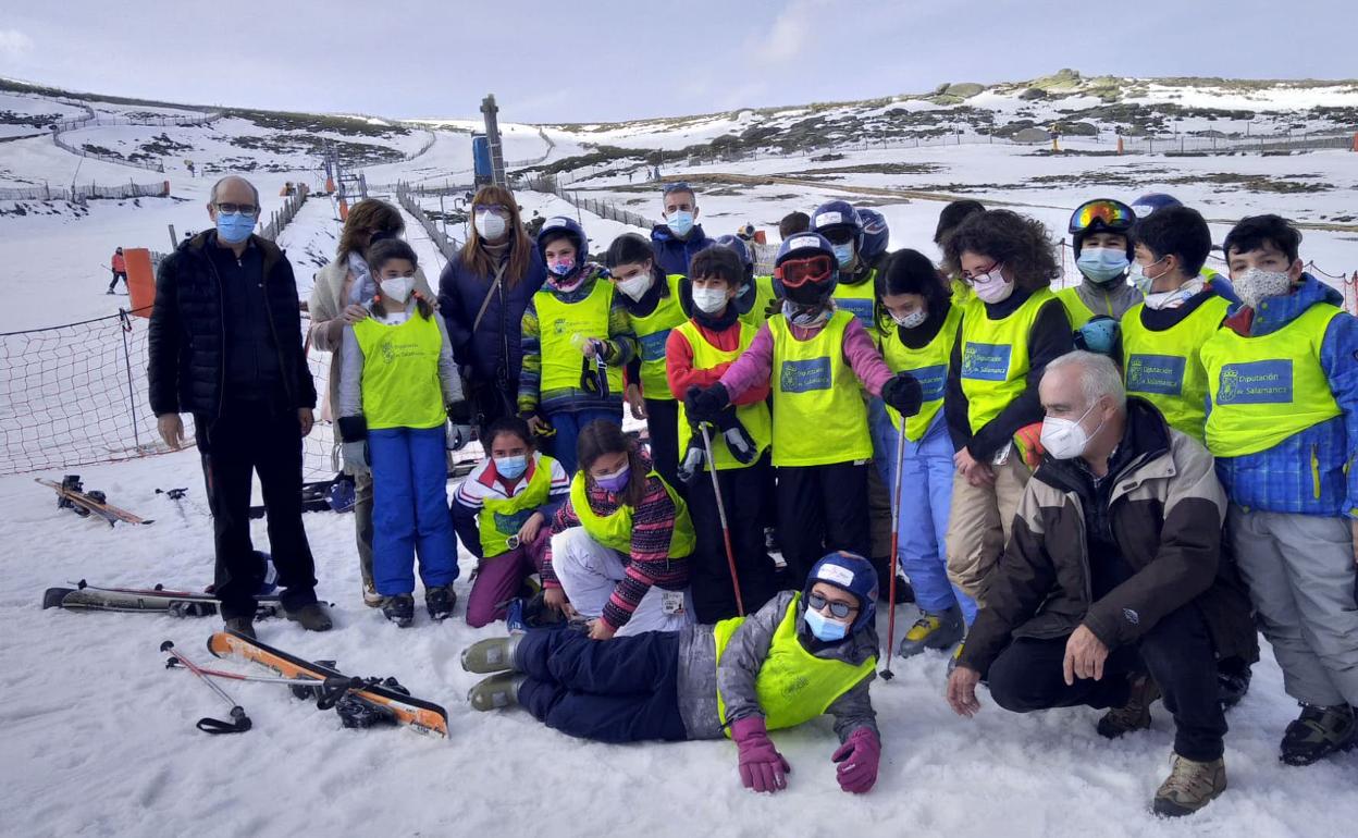 Foto de grupo de niños en la Covatilla. 