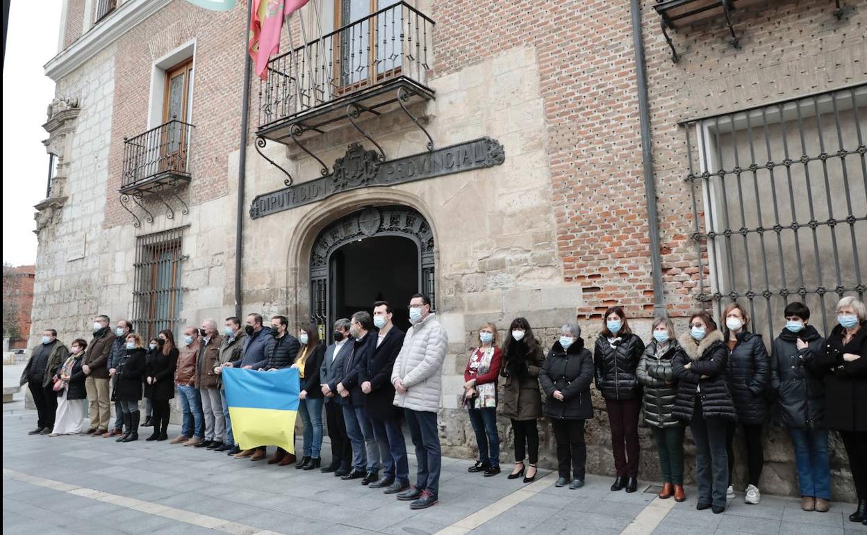 Representantes políticos y trabajadores, a la puerta de la Diputación. 