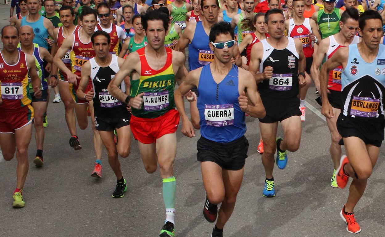 El atleta Javi Guerra, en las primeras posiciones durante una anterior maratón.