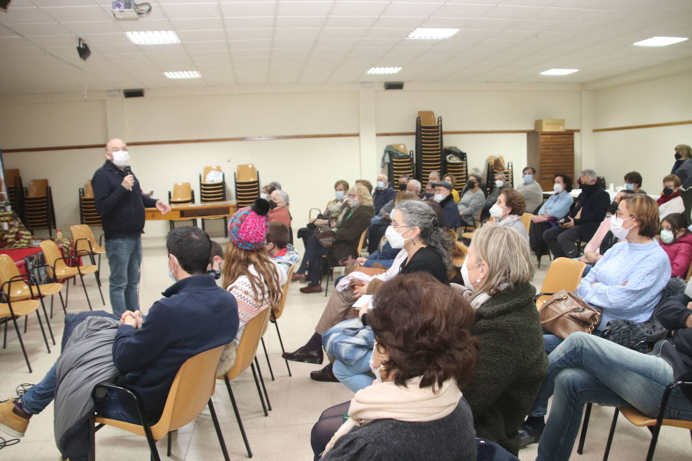 El párroco Fernando Mateo, durante la presentación de la campaña.