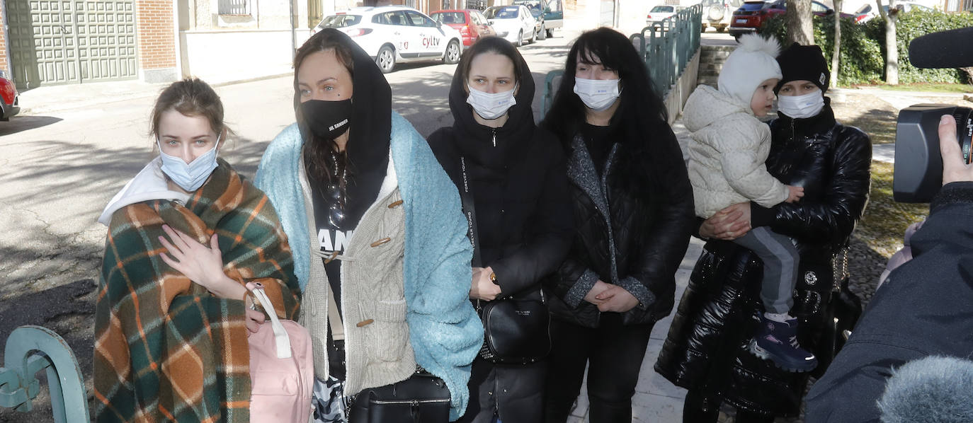 Ucranianos en Paredes de Nava, el sábado pasado durante la recepción. 