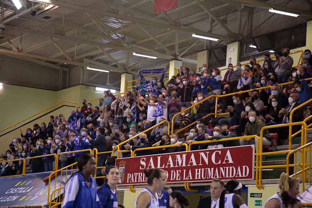 Extraordinario ambiente en un Würzburg que volvía al cien por cien de aforo y que empujó al CB Avenida a conseguir la primera victoria en la eliminatoria europea ante Girona 