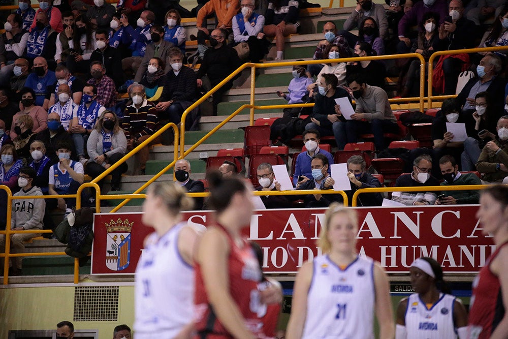 Extraordinario ambiente en un Würzburg que volvía al cien por cien de aforo y que empujó al CB Avenida a conseguir la primera victoria en la eliminatoria europea ante Girona 