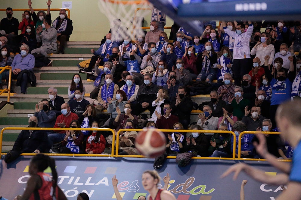 Extraordinario ambiente en un Würzburg que volvía al cien por cien de aforo y que empujó al CB Avenida a conseguir la primera victoria en la eliminatoria europea ante Girona 