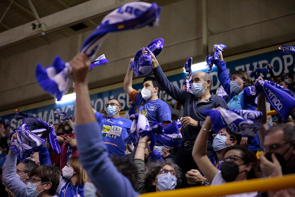 Extraordinario ambiente en un Würzburg que volvía al cien por cien de aforo y que empujó al CB Avenida a conseguir la primera victoria en la eliminatoria europea ante Girona 
