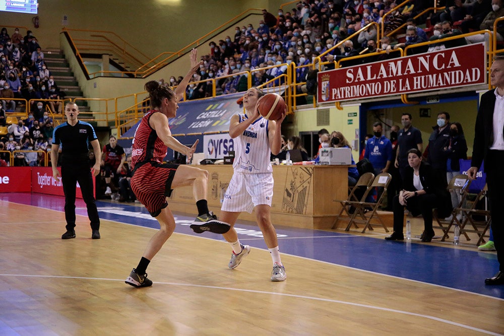 Un Avenida con corazón, compromiso y calidad se acerca a la Final-Four tras una exhibición ante Girona (77-63)
