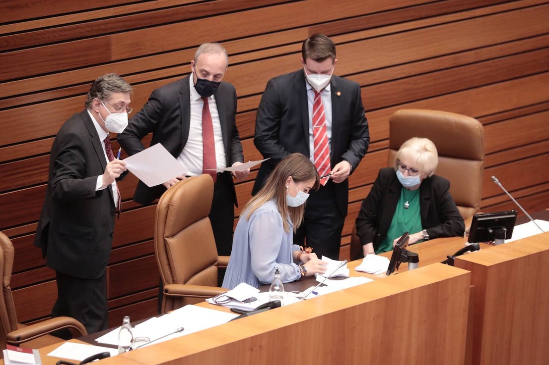 Fotos: El pleno de constitución de las Cortes de Castilla y León, en ...