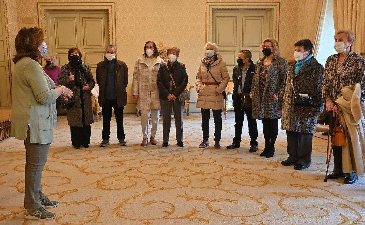 Varias personas mayores disfrutando del programa 'Cuentacuentos e Historias de Vida'. 