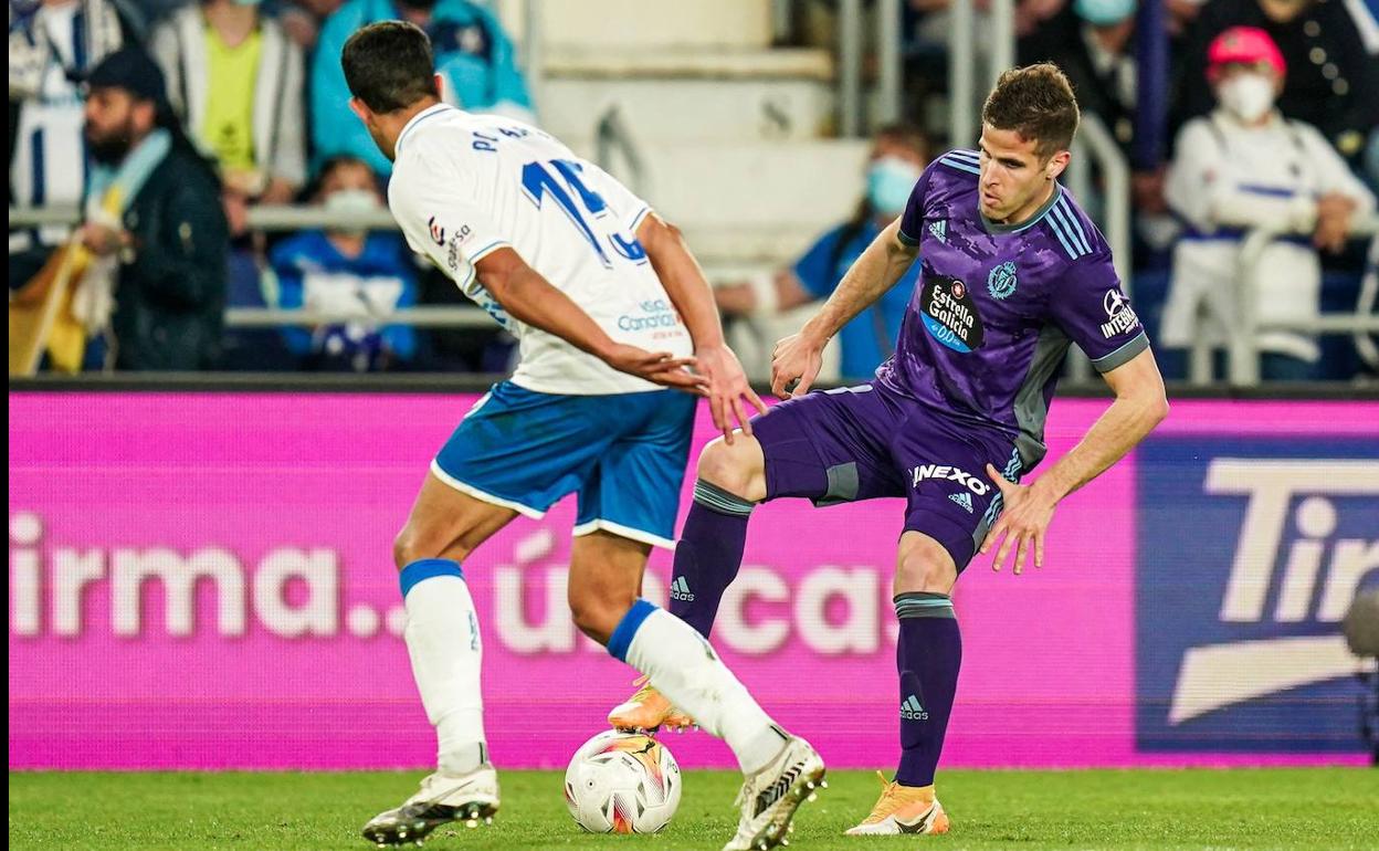 Pablo Hervías hace una pausa ante Pomares en su reaparición en liga ante el Tenerife. 