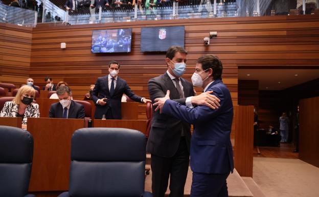 Alfonso Fernández Mañueco se abraza con Ángel Ibáñez antes de sentarse en su escaño. 