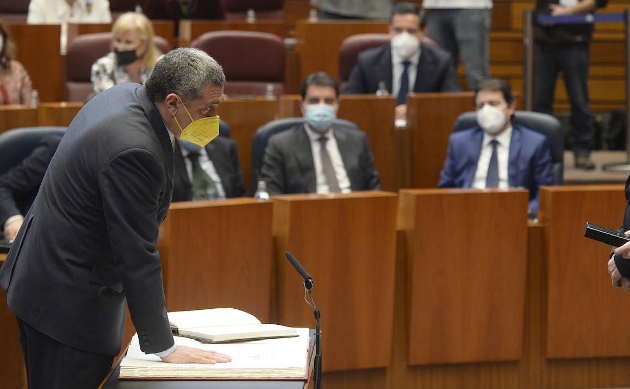 El procurador de Por Ávila, Pedro Pascual, jura el cargo. 
