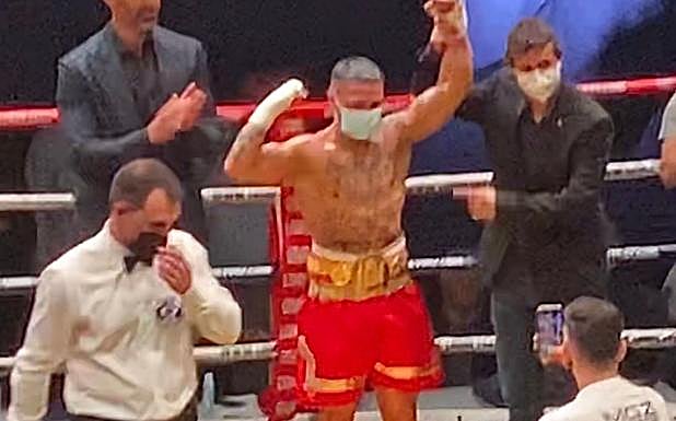 Salvi, con el cinturón de campeón en superpluma. 