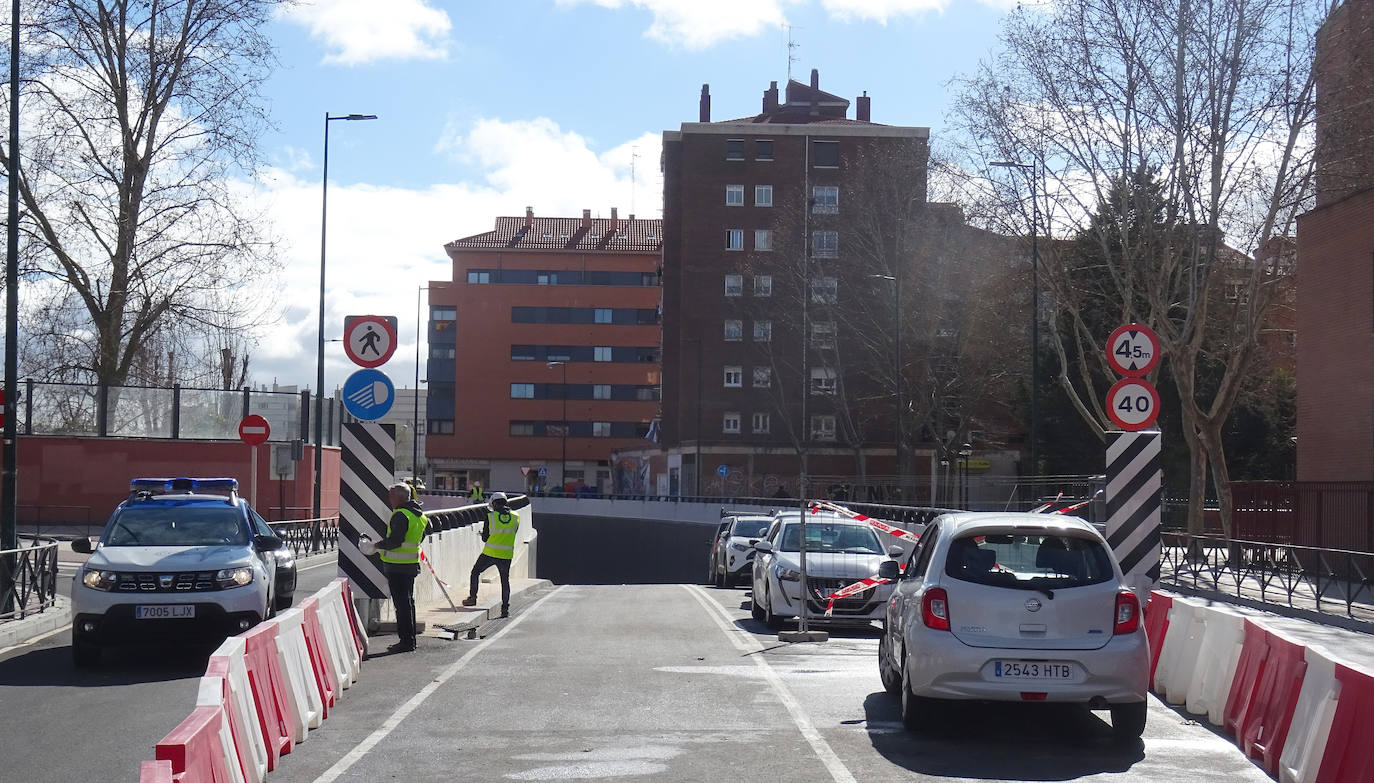 La señal de 40 kilómetros por hora, al mediodía, en la entrada del túnel, antes de ser tapada. 