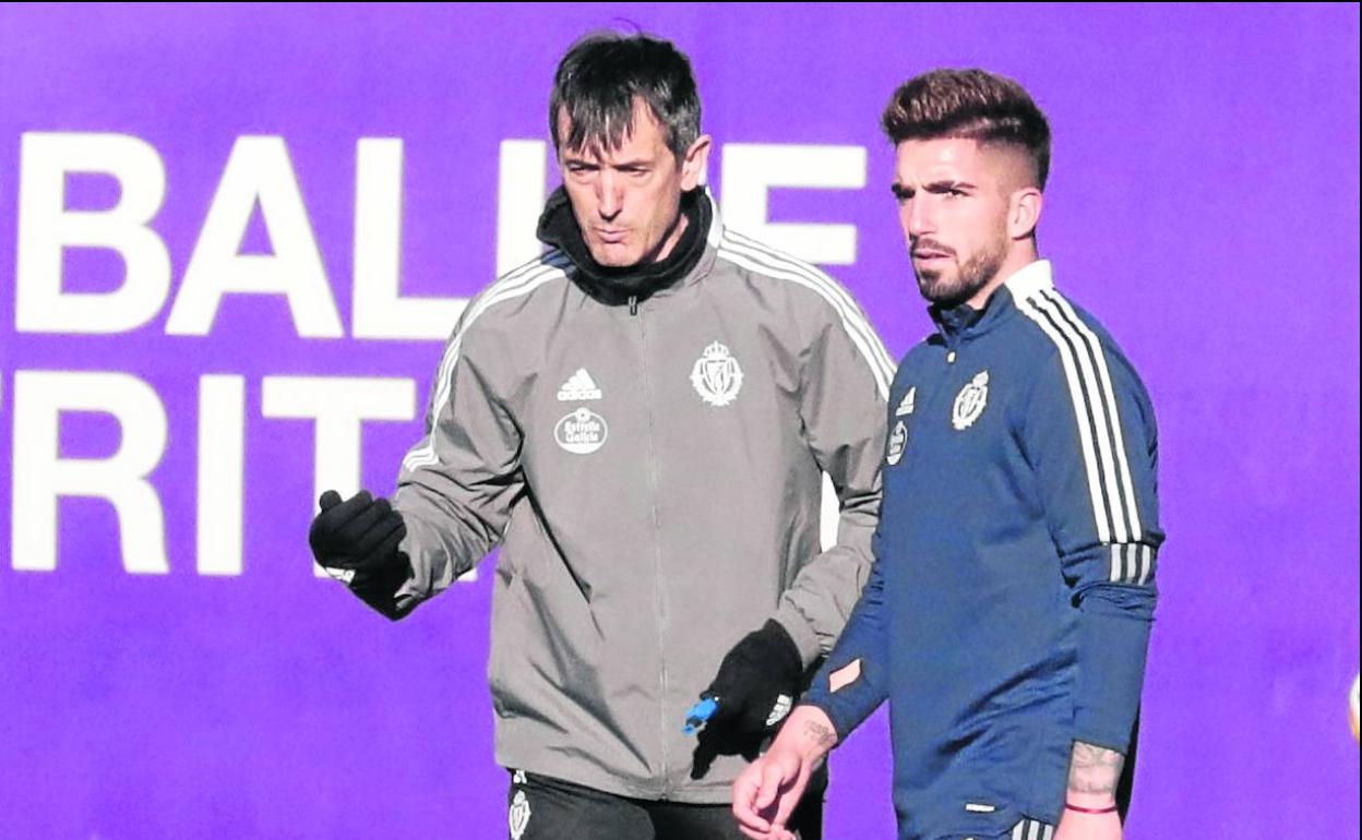 Pacheta da instrucciones a Monchu en uno de los entrenamientos. 