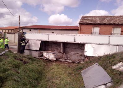 Imagen secundaria 1 - Un camión cargado de cerdos vuelca en el casco urbano de Valdunquillo