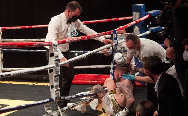 Adrián Rodríguez besa la lona en un instante del combate. 