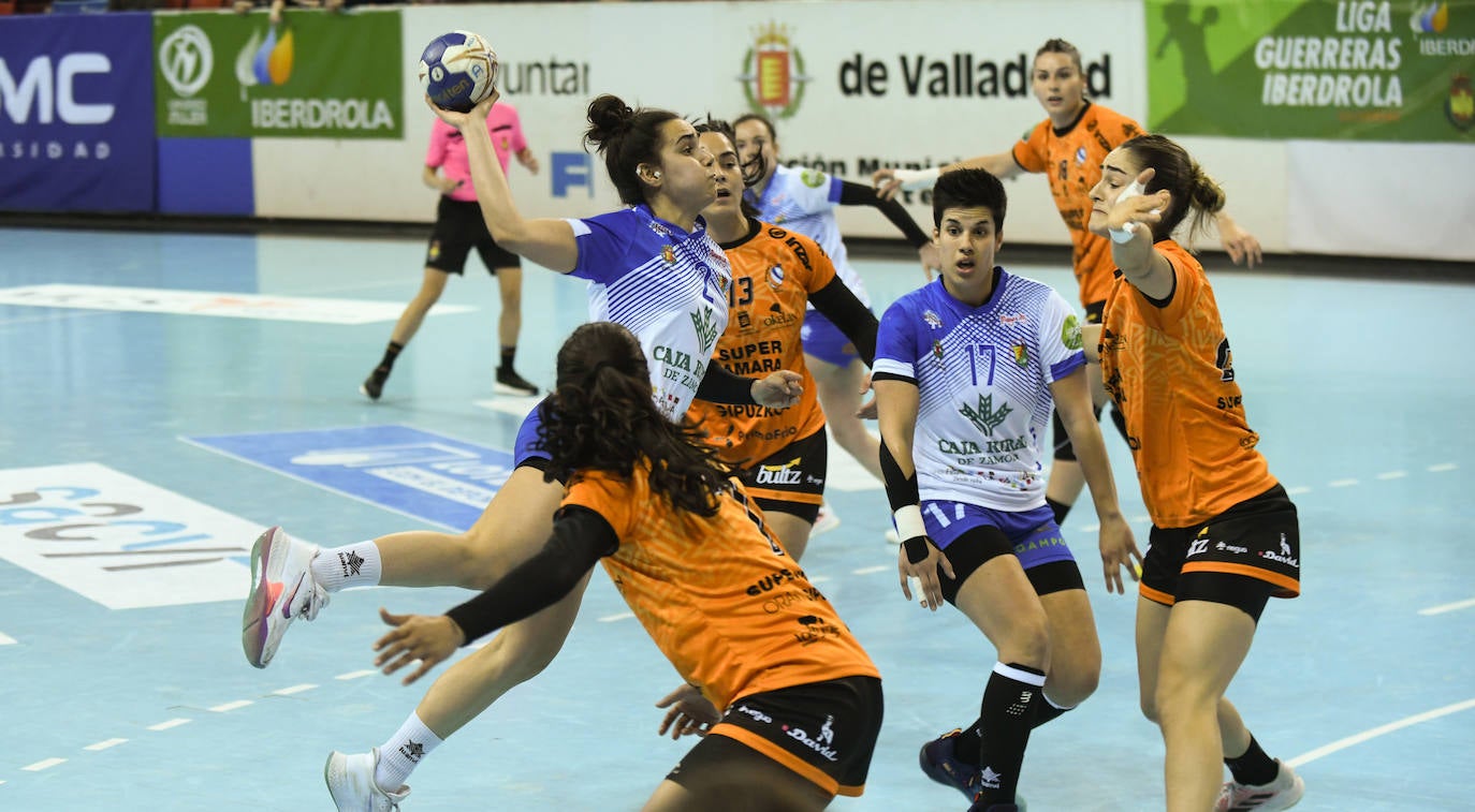 Partido entre el Balonmano Aula Cultural y el Balonmano Bera Bera. 