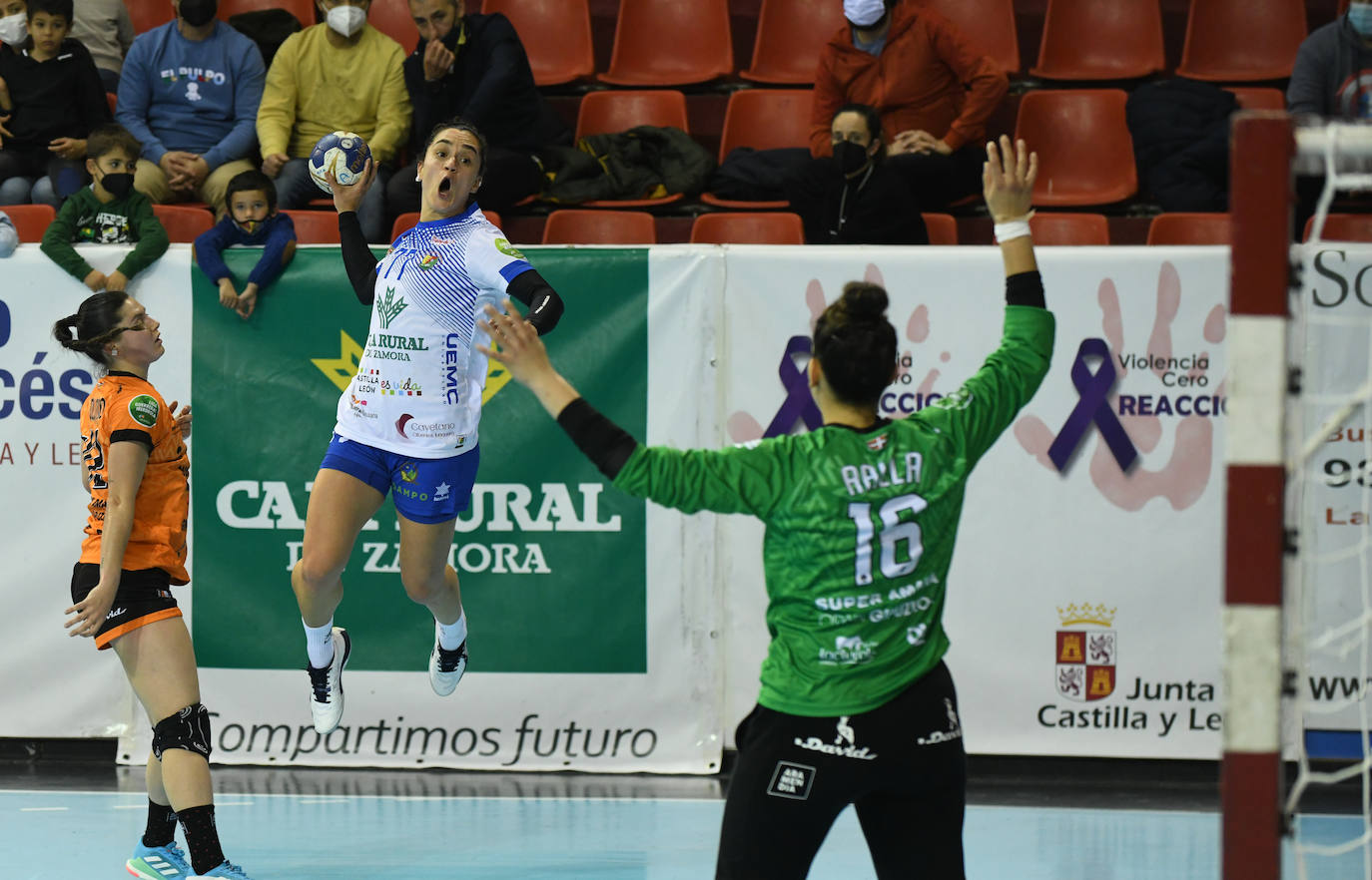 Partido entre el Balonmano Aula Cultural y el Balonmano Bera Bera. 