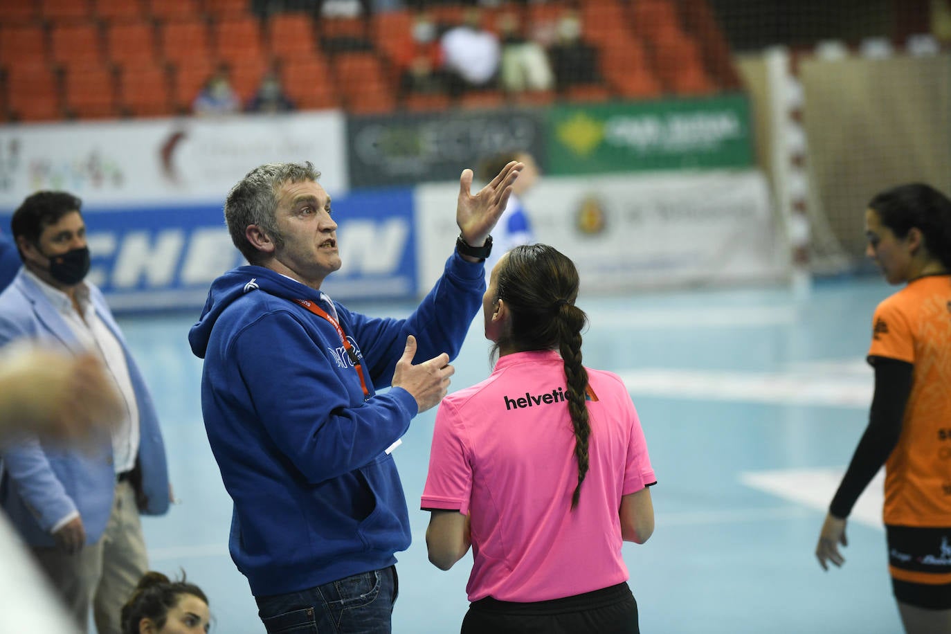 Partido entre el Balonmano Aula Cultural y el Balonmano Bera Bera. 