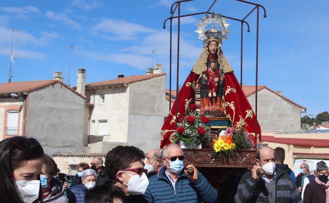 Devotos portan la imagen de la Virgen del Henar, este sábado, en el inicio de su peregrinación por los pueblos. 