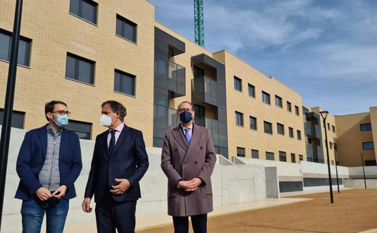 El alcalde de Salamanca, Carlos García Carbayo, durante la visita de la nueva promoción de 36 viviendas protegidas en régimen de alquiler que el Ayuntamiento de Salamanca construye en Ciudad Jardín