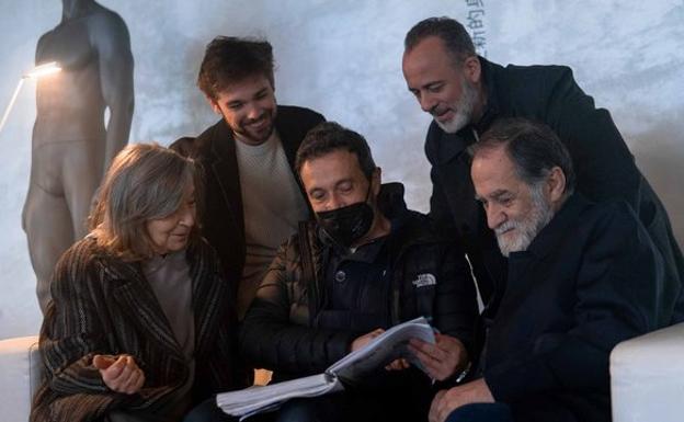 El director Salvador Calvo junto a Javier Gutiérrez, Petra Martínez, Carlos Cuevas y Ramón Barea.