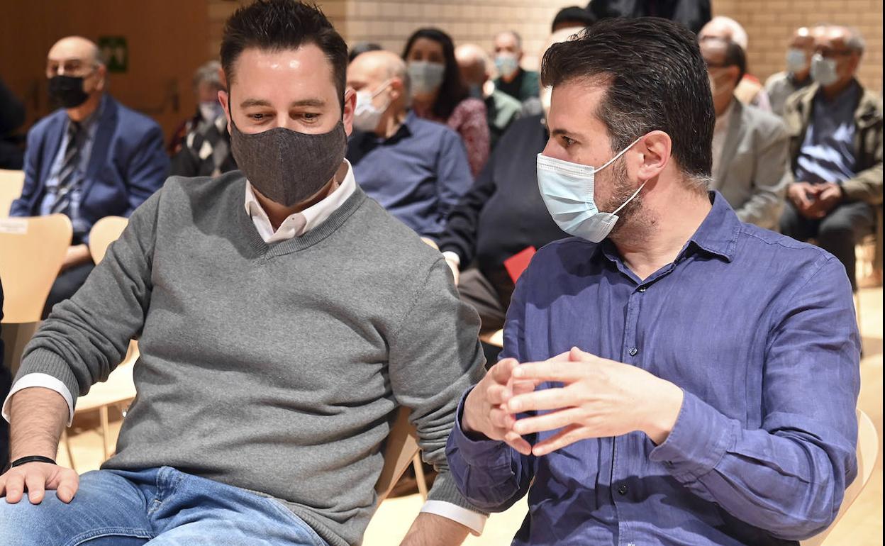 El secretario general del PSOE de Castilla y León, Luis Tudanca, a la derecha, este sábado en la Asamblea Extraordinaria de la Agrupación Local del PSOE de Burgos.