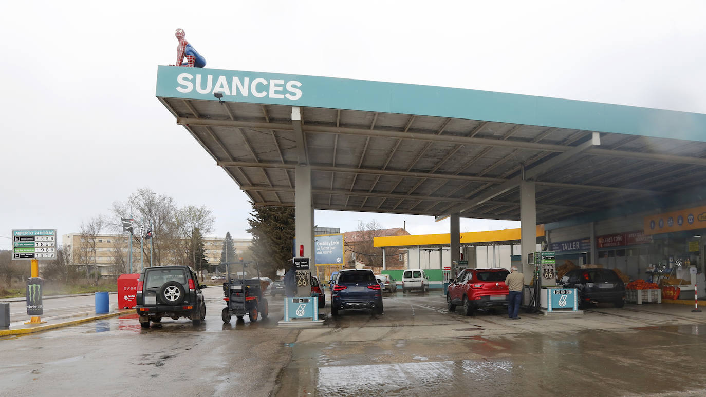 'Spiderman' como atractivo en la gasolinera Suances de Palencia. 