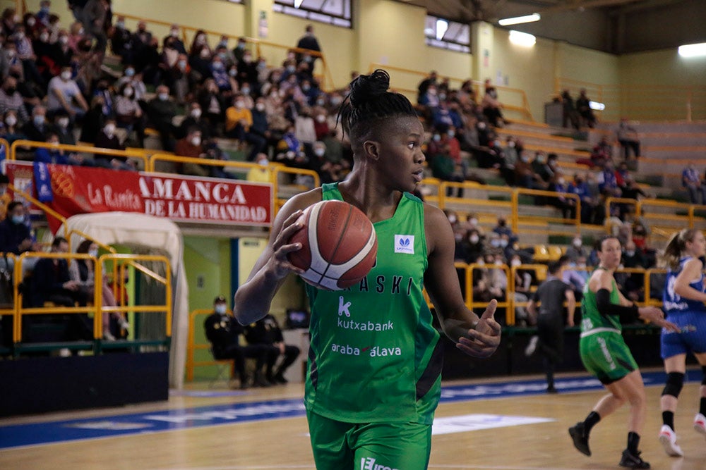 El CB Avenida alarga su esfuerzo frente a Araski antes de la batalla de Fontajau (75-56)