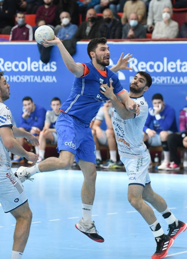 Fotos: El Recoletas Atlético Valladolid sale de puestos de descenso tras la victoria ante el Cangas (31-26)