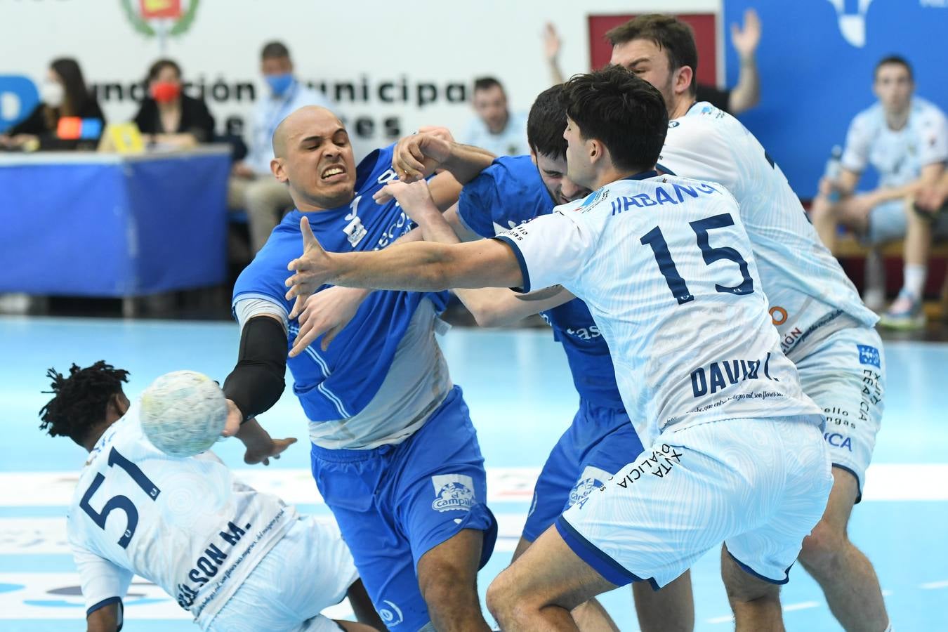 Fotos: El Recoletas Atlético Valladolid sale de puestos de descenso tras la victoria ante el Cangas (31-26)