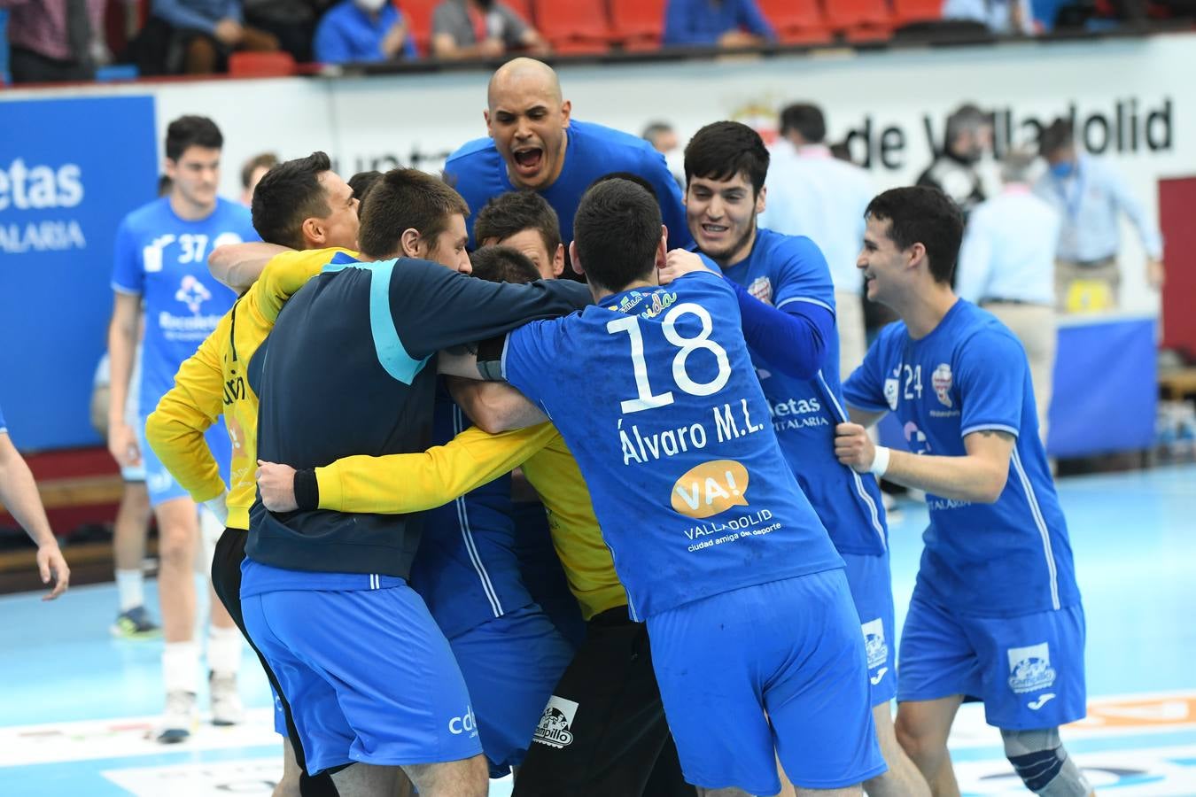 Fotos: El Recoletas Atlético Valladolid sale de puestos de descenso tras la victoria ante el Cangas (31-26)