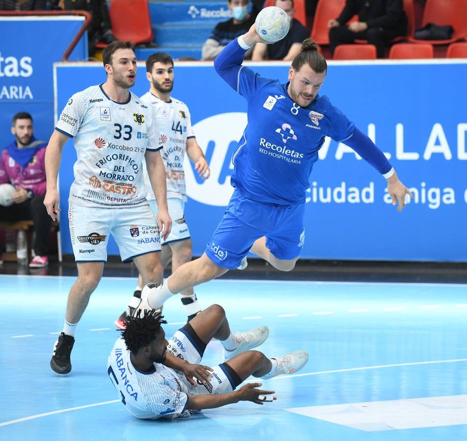 Fotos: El Recoletas Atlético Valladolid sale de puestos de descenso tras la victoria ante el Cangas (31-26)
