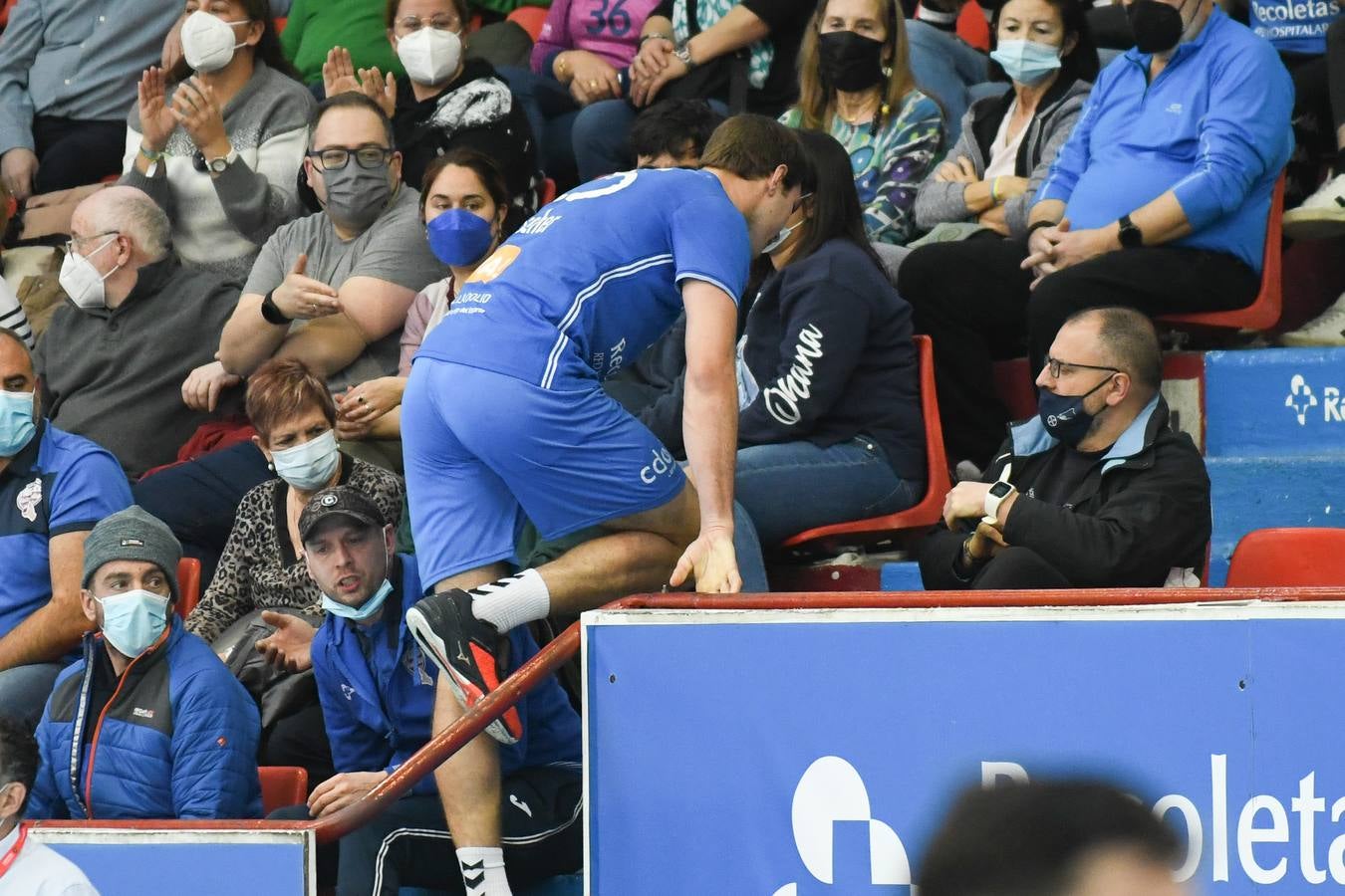 Fotos: El Recoletas Atlético Valladolid sale de puestos de descenso tras la victoria ante el Cangas (31-26)