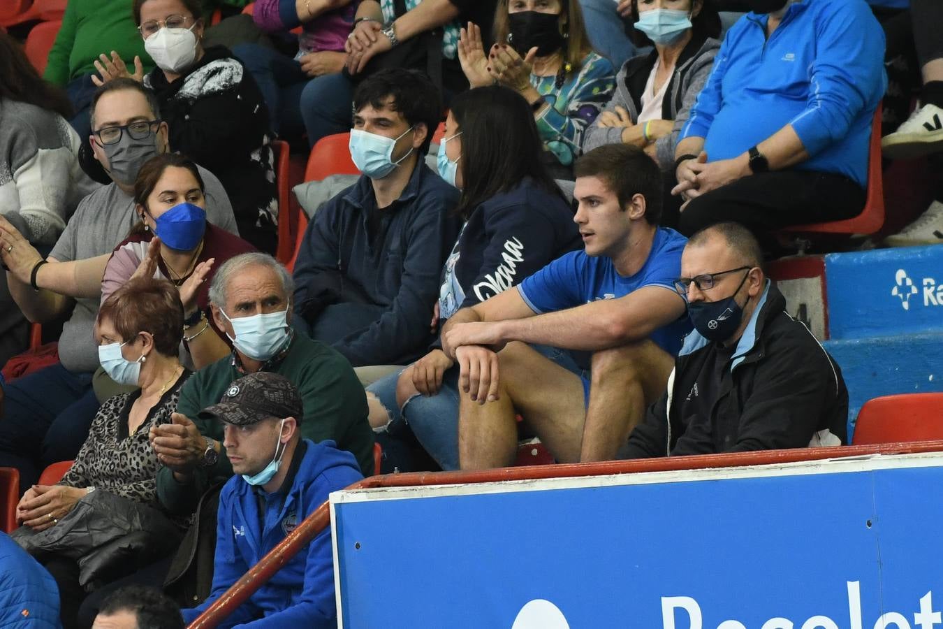 Fotos: El Recoletas Atlético Valladolid sale de puestos de descenso tras la victoria ante el Cangas (31-26)