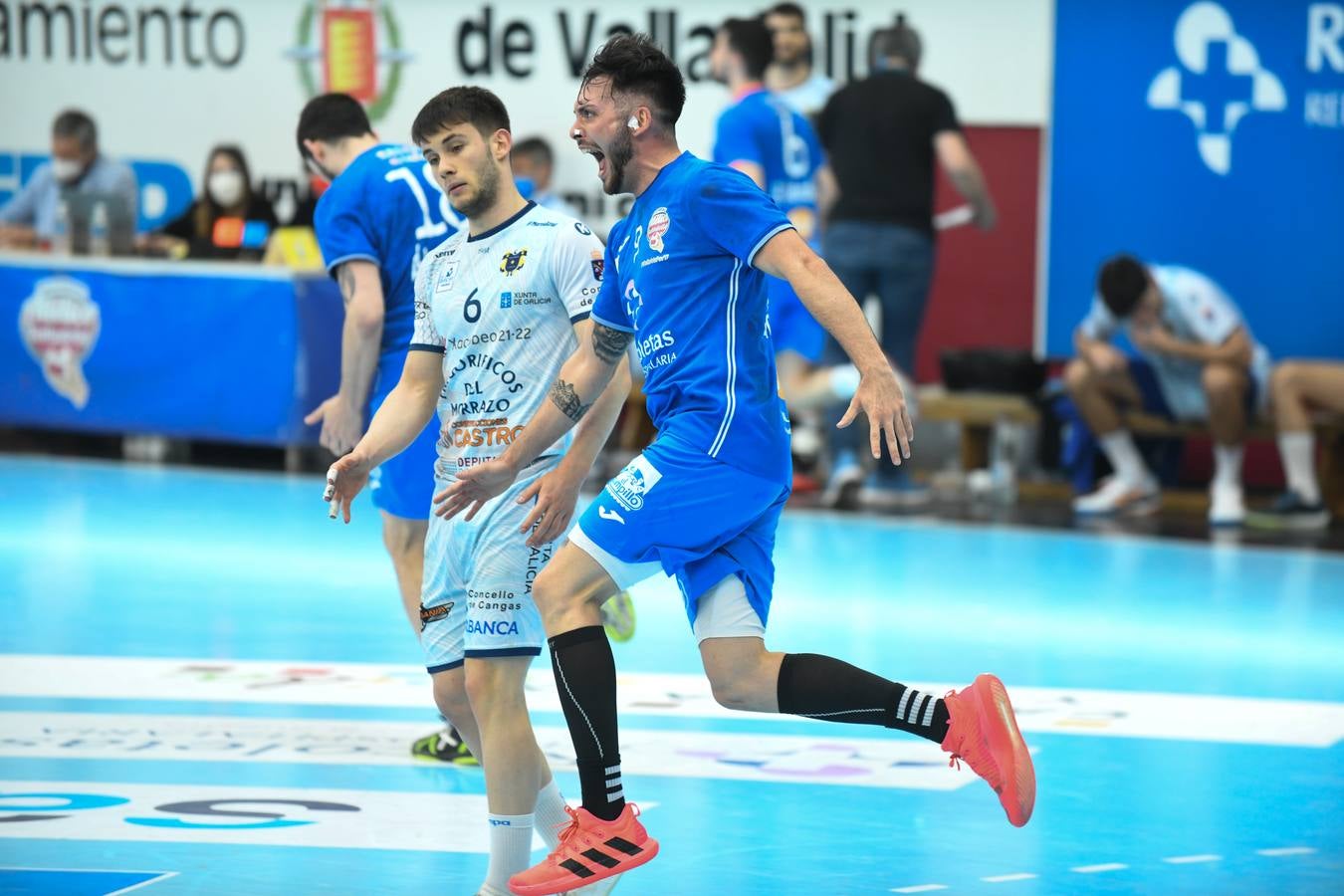 Fotos: El Recoletas Atlético Valladolid sale de puestos de descenso tras la victoria ante el Cangas (31-26)