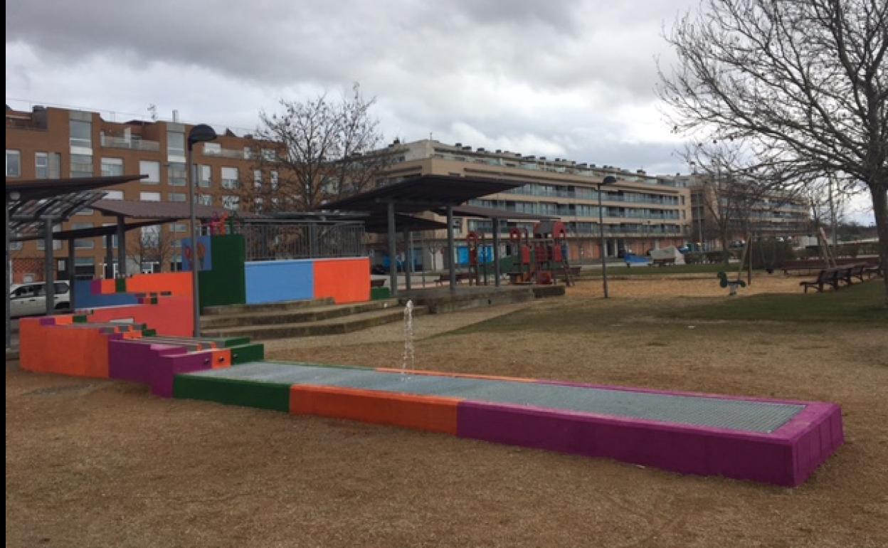 El Ayuntamiento concluye la instalación de una curiosa fuente en El Peral.