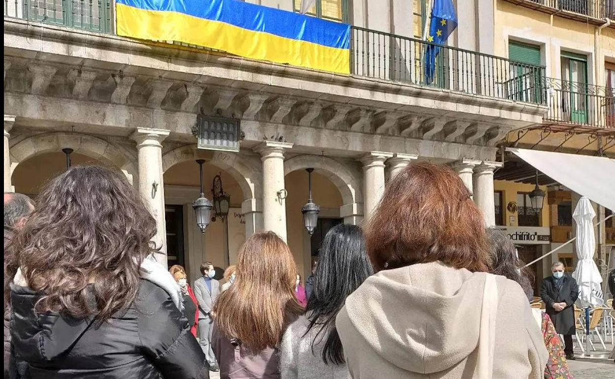 Miembros de Cáritas secundan la concentración en la Plaza Mayor de Segovia por Ucrania. 