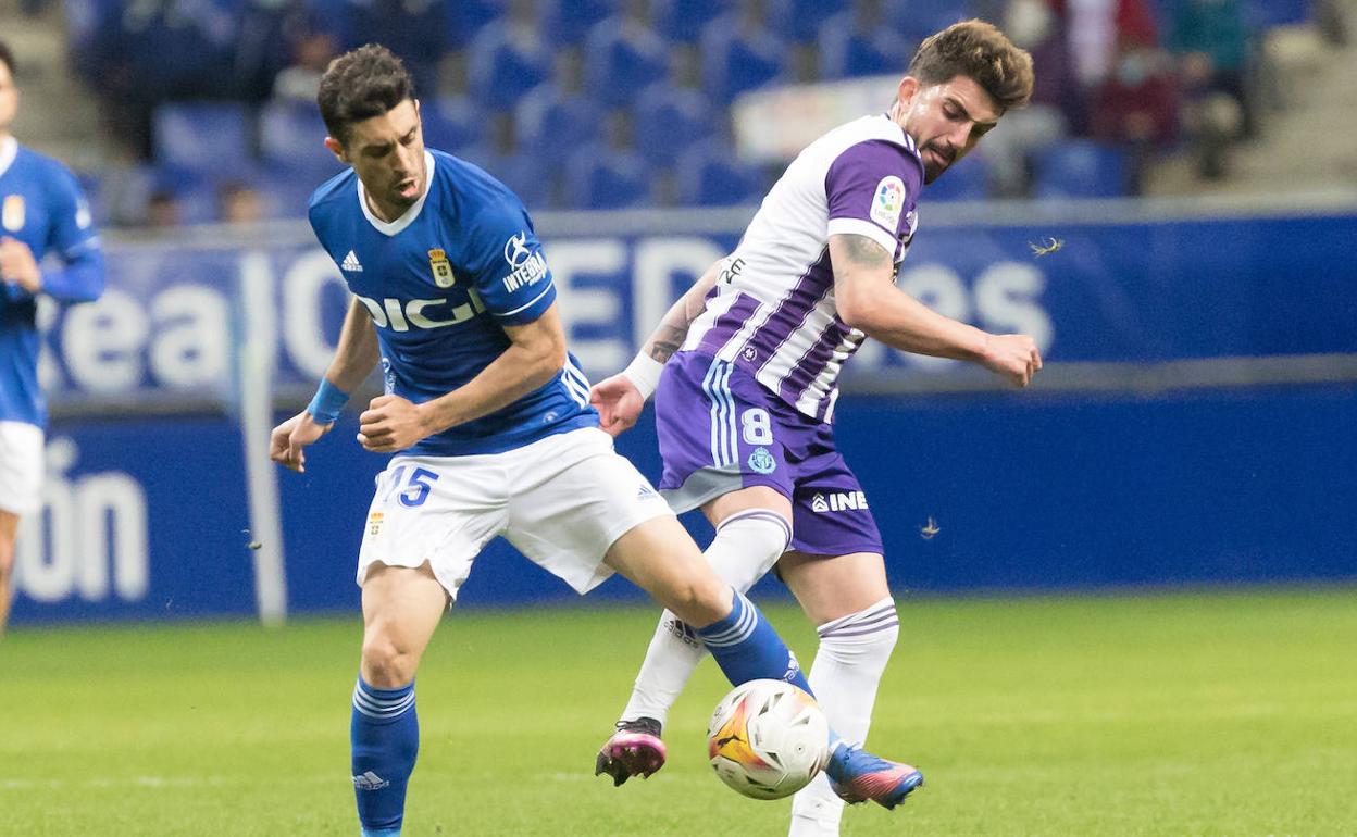 Monchu pelea un balón con el uruguayo Brugman. 